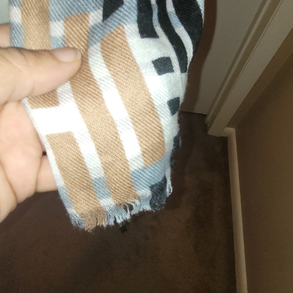 Scarf/Wrap - Picture 6 of 6